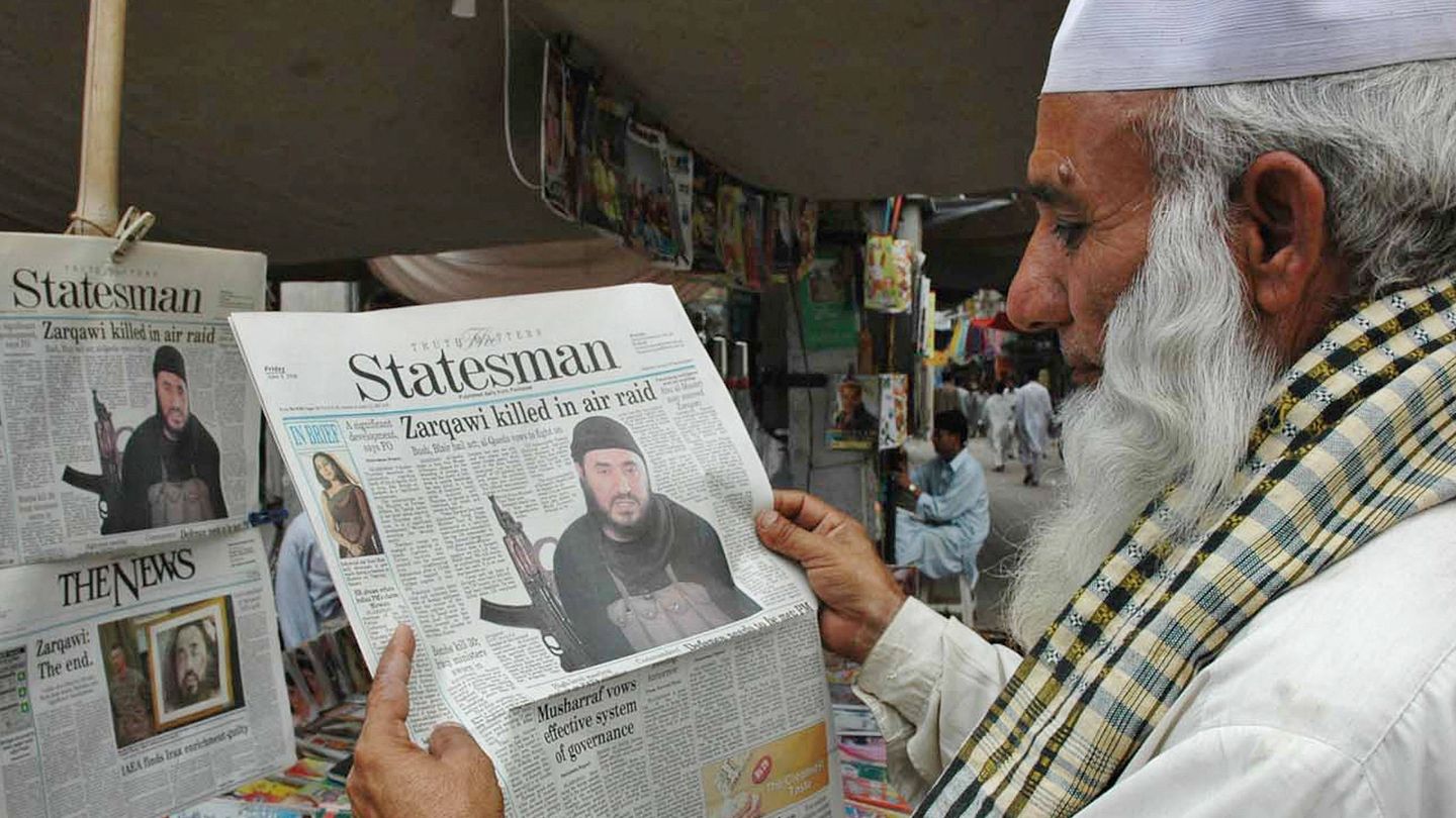 Un hombre lee sobre la muerte de Zarqawi en un diario paquistaní en Peshawar, el 9 de junio de 2006. (Reuters)