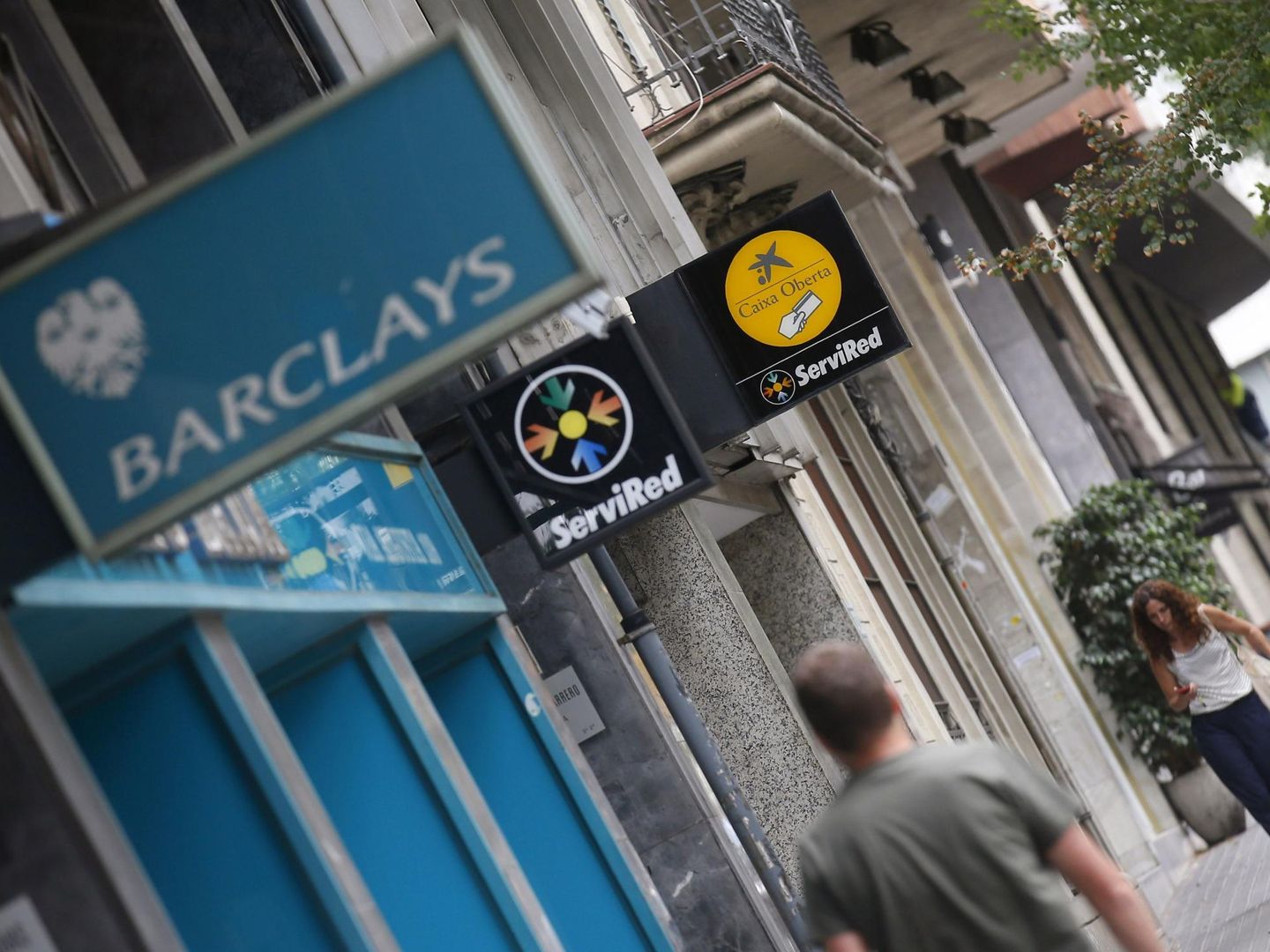 Oficina del antiguo Barclays junto a otra de La Caixa en barcelona. (Reuters)