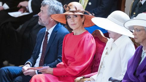 La reina Mary de Dinamarca customiza su vestido fetiche: color coral y dos detalles personalizables