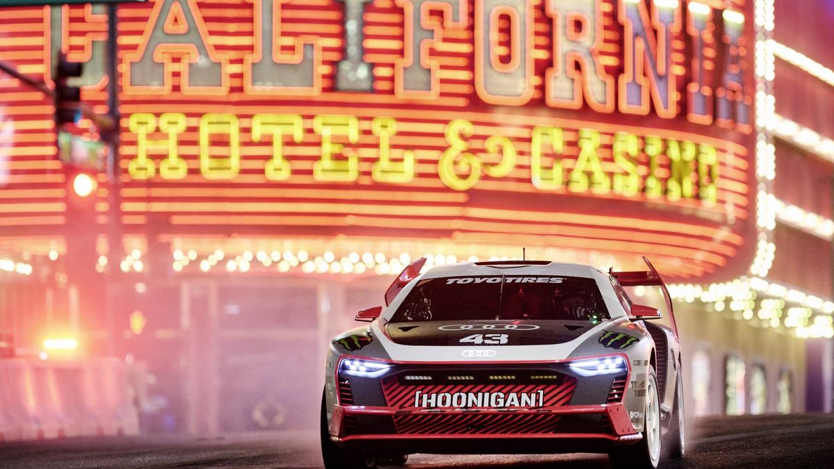 Ken Block la lía en Las Vegas con el Audi S1 Hoonitron para su último vídeo Electrikhana