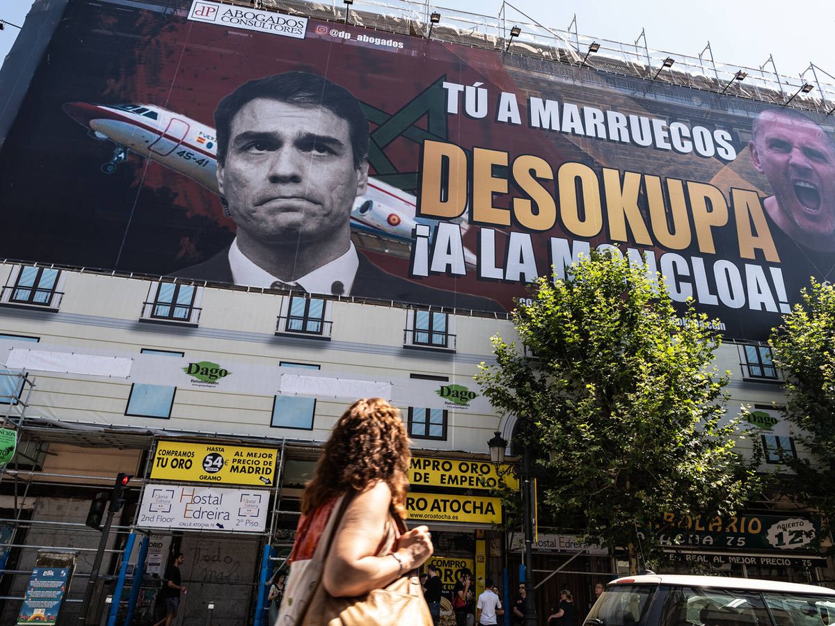 Foto: La lona de la empresa Desokupa en la calle Atocha de Madrid, este lunes. (Europa Press/Diego Radamés)