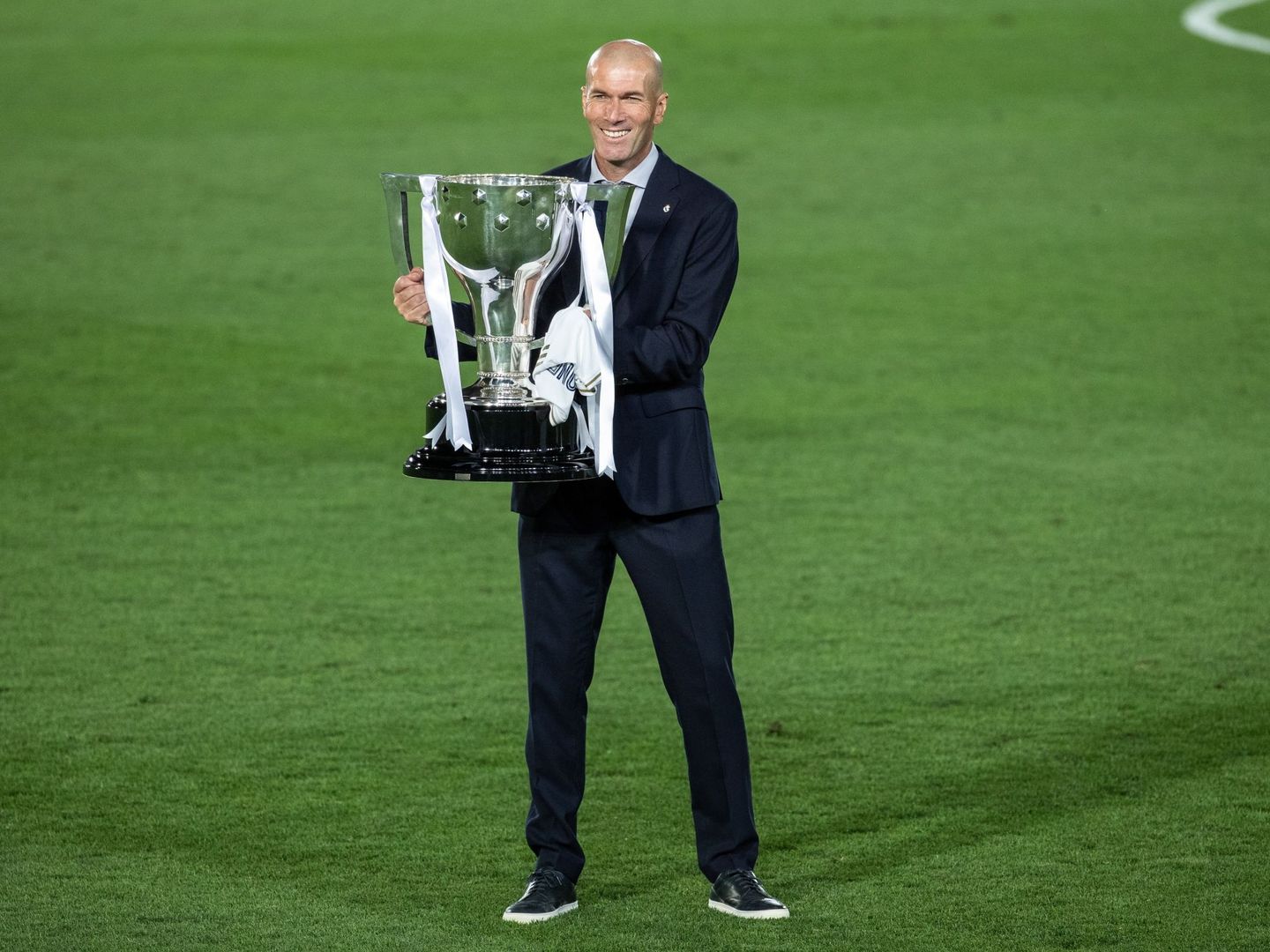 Zidane con el trofeo de campeón de Liga. (EFE)