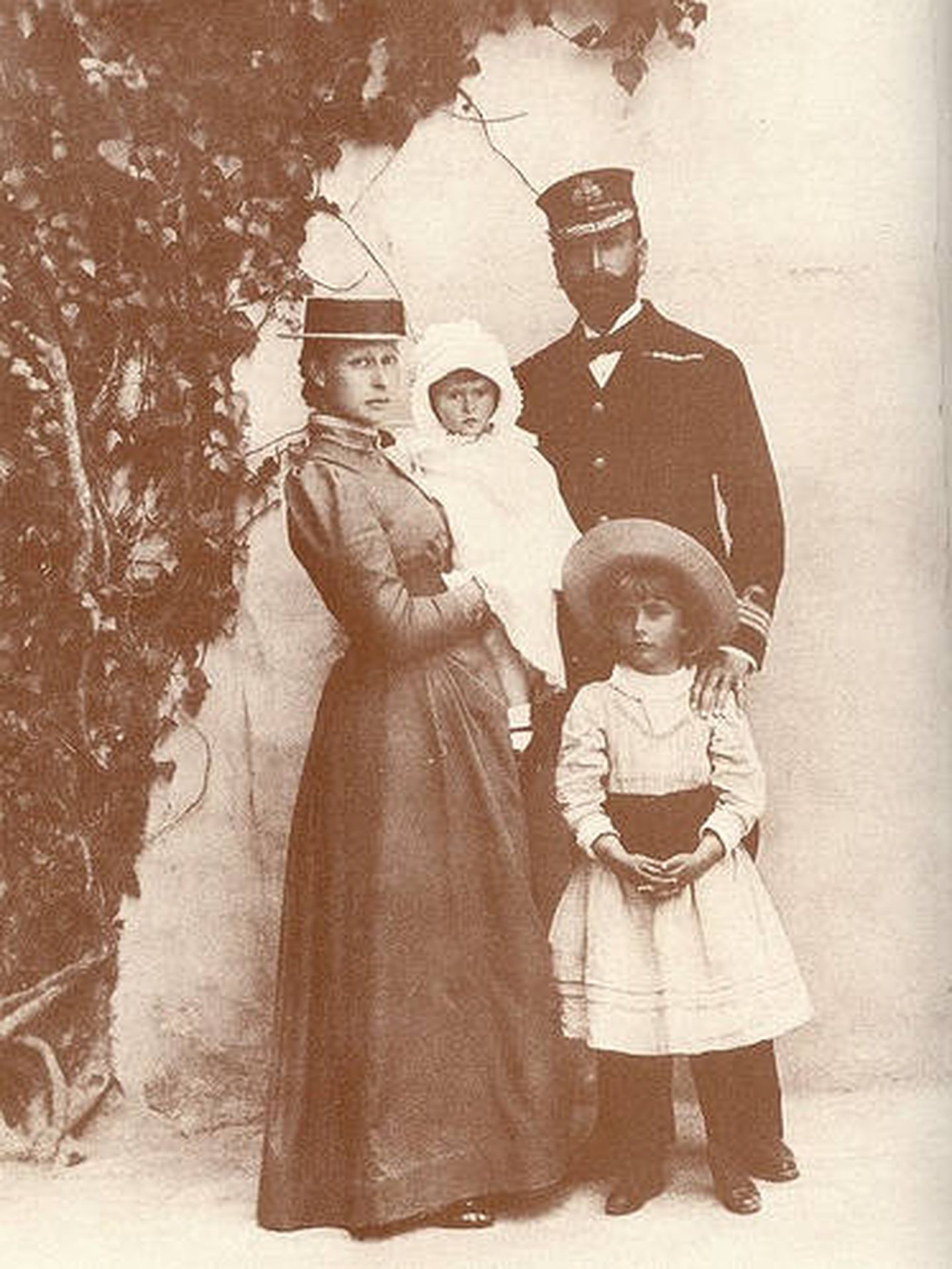 Victoria y Luis, con sus dos hijas mayores  en 1889. (Imagen de dominio público)