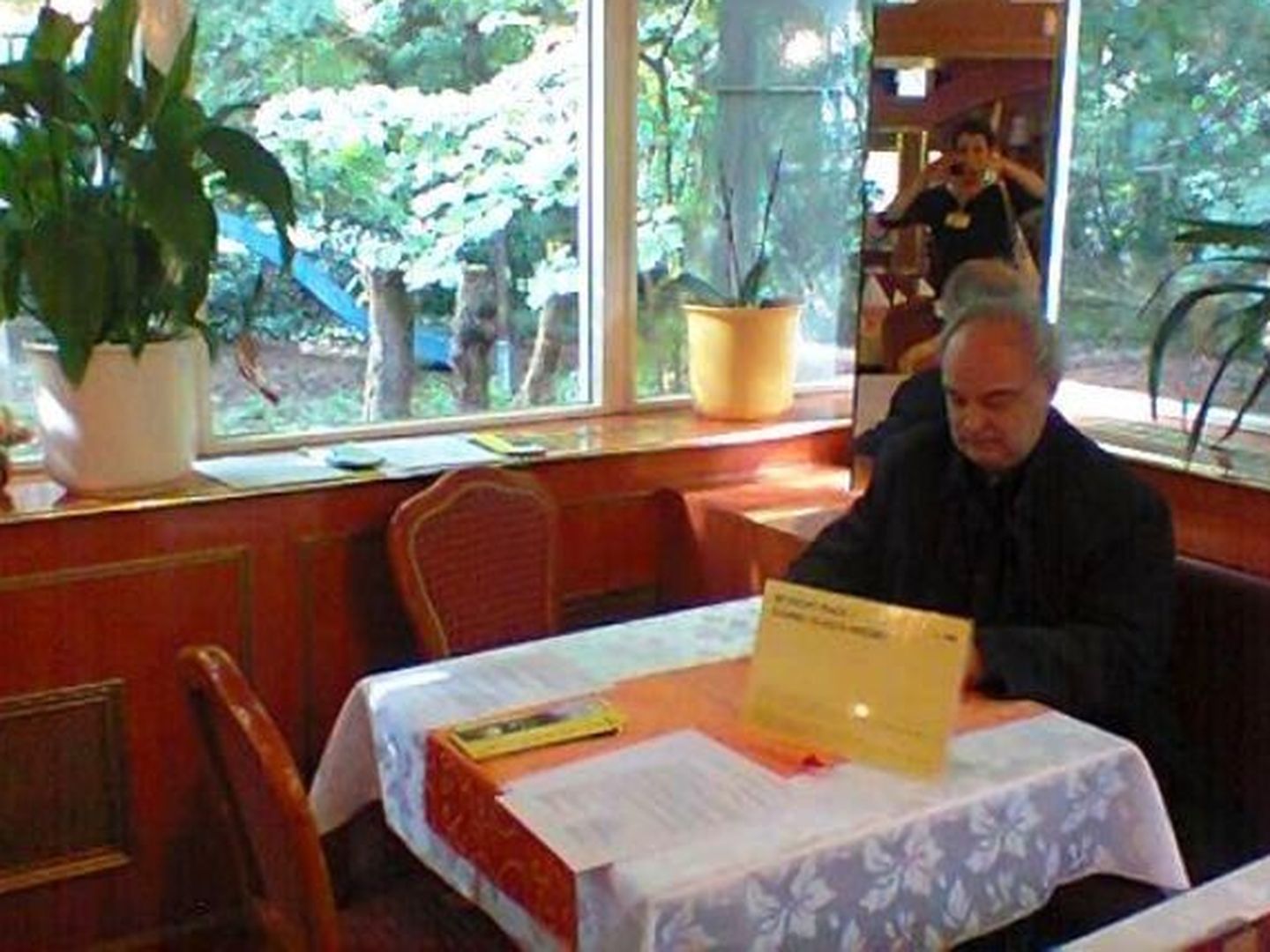 Enrique Vila-Matas en el restaurante chino en el que actuó como instalación.