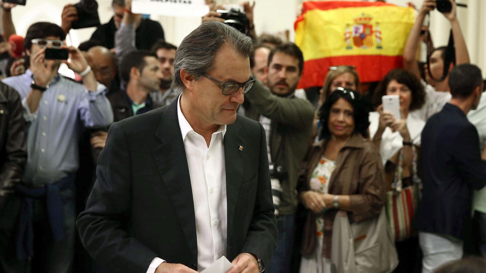 Foto: Artur Mas vota el domingo con una bandera de España detrás (Efe)