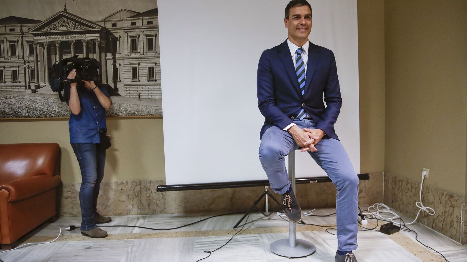 Foto: Pedro Sánchez posa para la fotografía oficial del Congreso, tras formalizar su acta de diputado de la XII Legislatura, el pasado 18 de julio. (EFE)