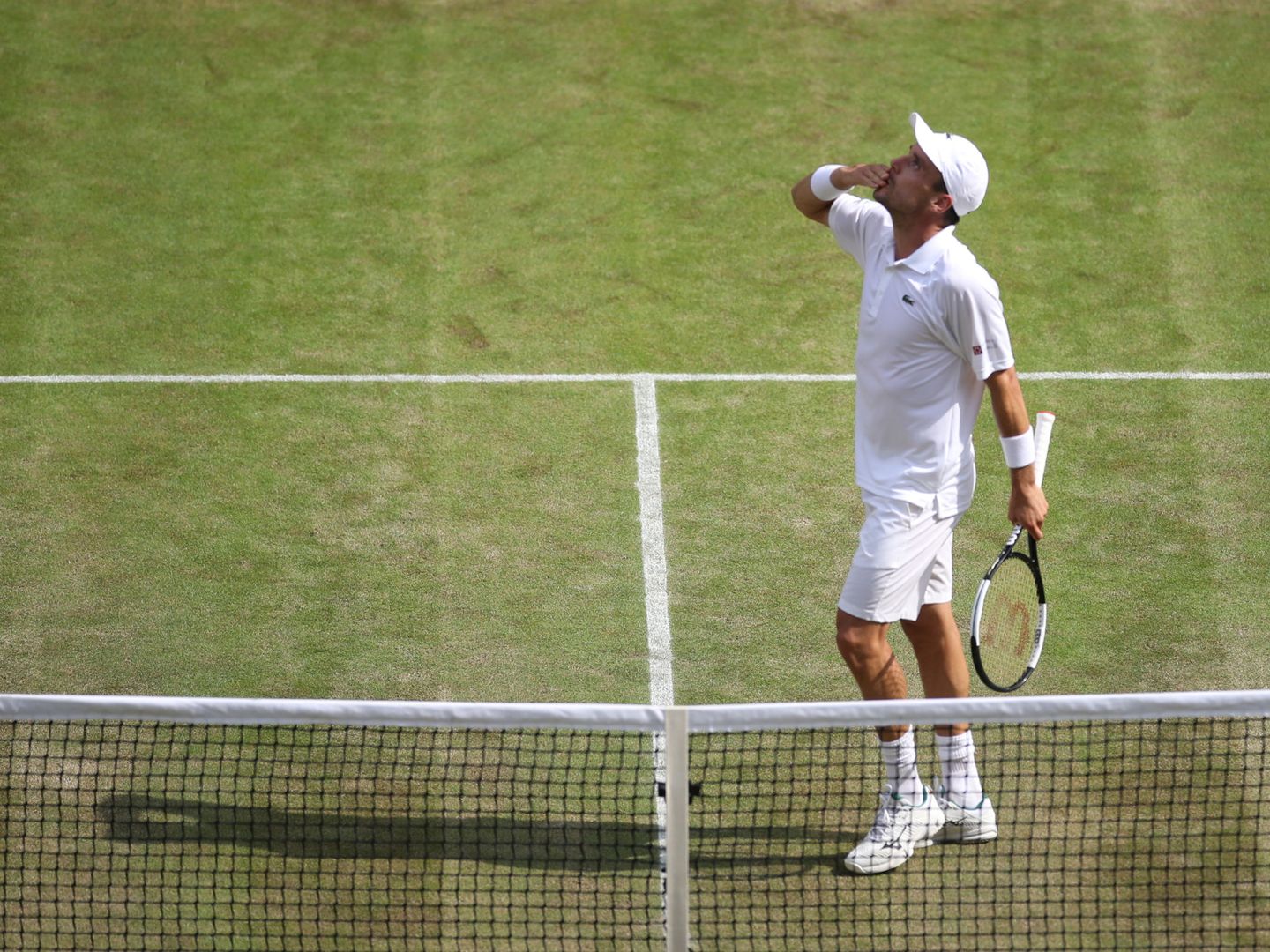 Bautista mira al cielo para dedicarle el pase a semis de Wimbledon a su madre. (EFE)