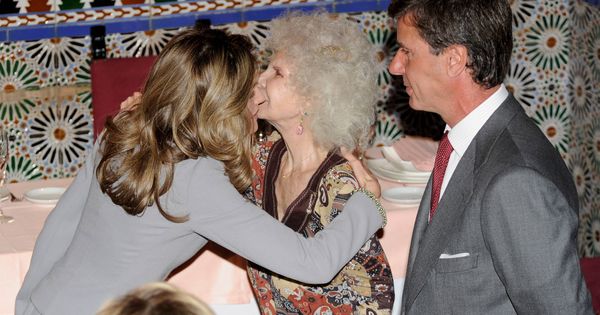 Foto: Doña Letizia junto a la duquesa de Alba y Cayetano. (Getty)