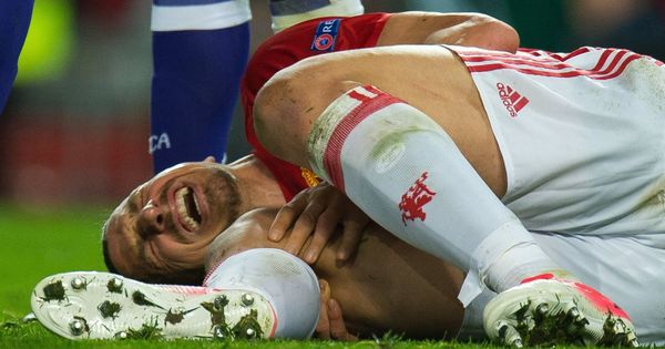 Foto: Ibrahimovic tirado en el césped cuando se lesionó. (EFE)