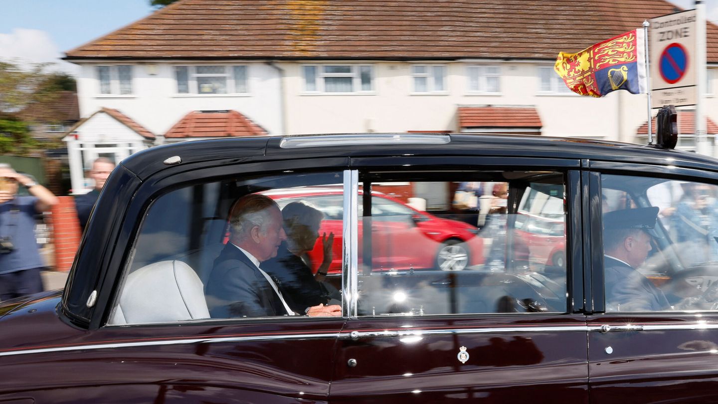 El rey Carlos III y Camilla saliendo del aeropuerto RAF Northolt cerca de Londres. (Reuters/Andrew Couldridge)