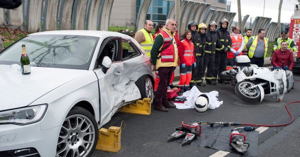 Foto: Una campaña de seguridad vial simula un accidente en carretera. (EFE)