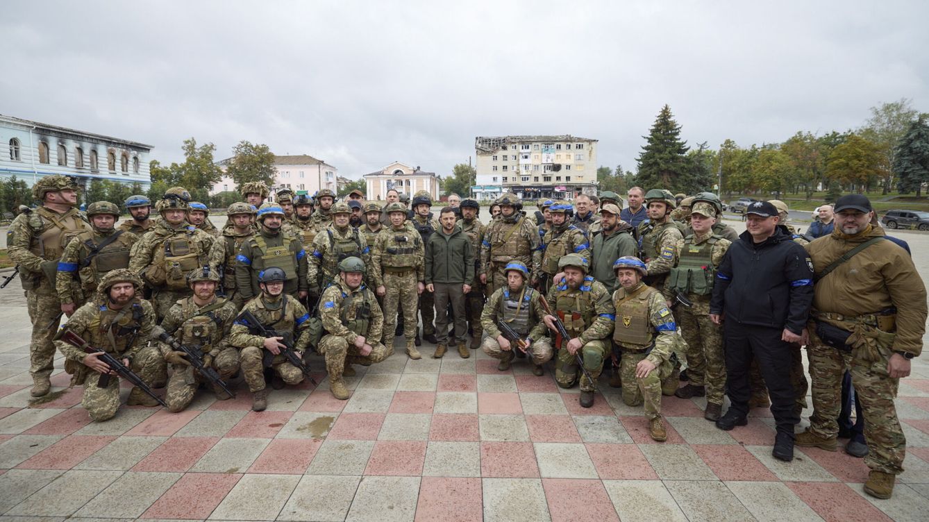 Foto: El presidente ucraniano, Volodímir Zelenski, junto a las tropas del país en Izium, este miércoles. (EFE/EPA)