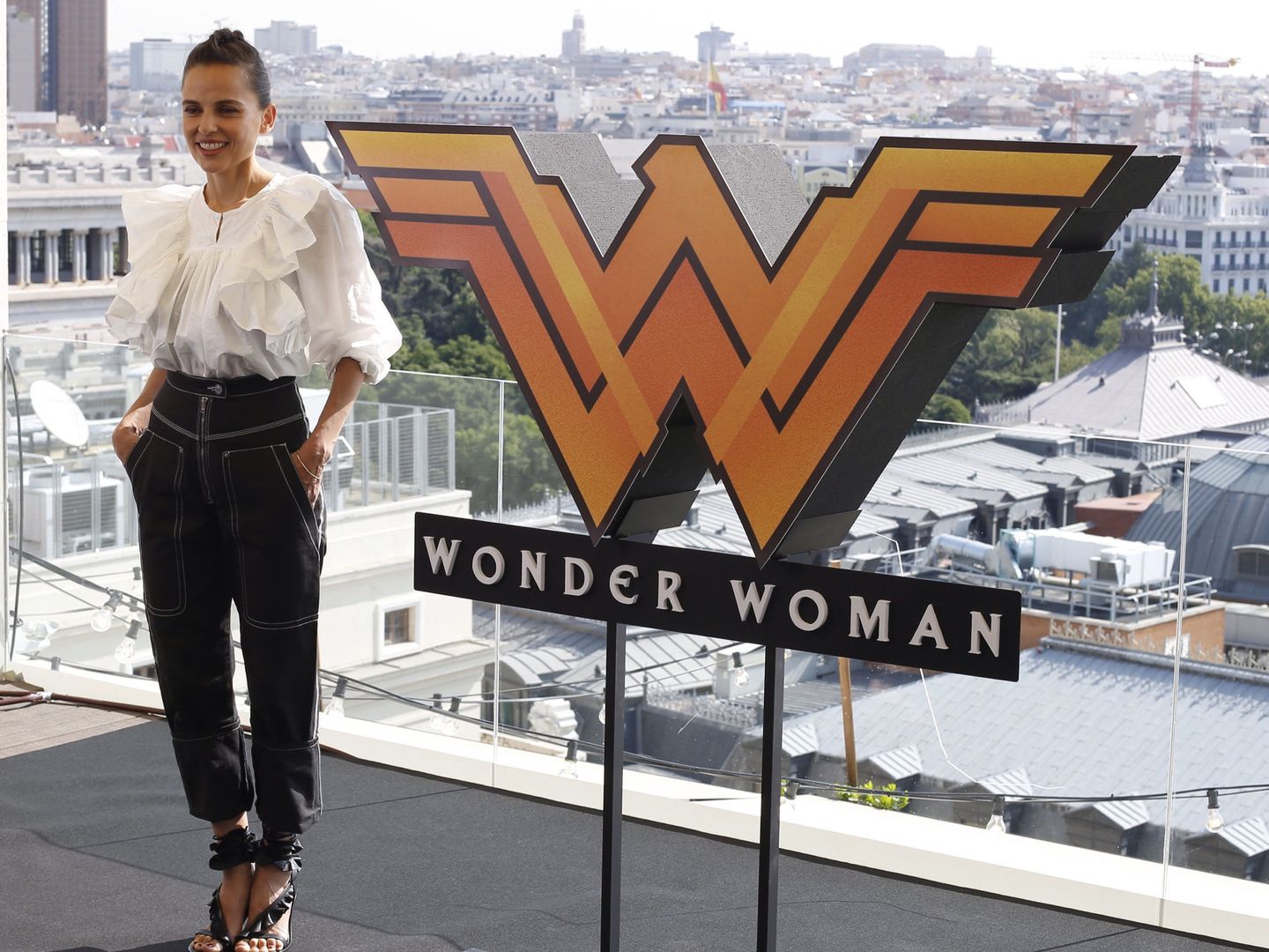 Elena Anaya posa junto al logo de 'Wonder Woman' | EFE Paco Campos