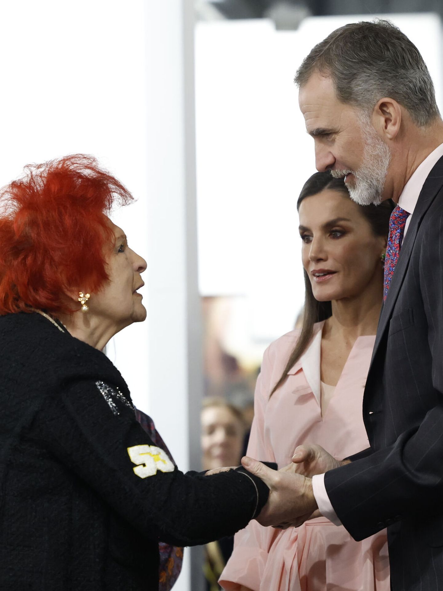 Los Reyes saludan a Juana de Aizpuru durante la inauguración de ARCO 2023. (EFE/Daniel González)