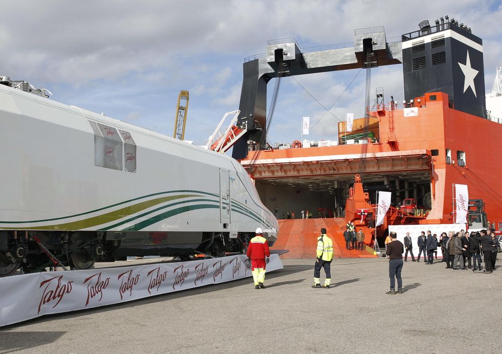Foto: El primer AVE Talgo fabricado para Arabia Saudí embarca en el puerto de Barcelona. (EFE)