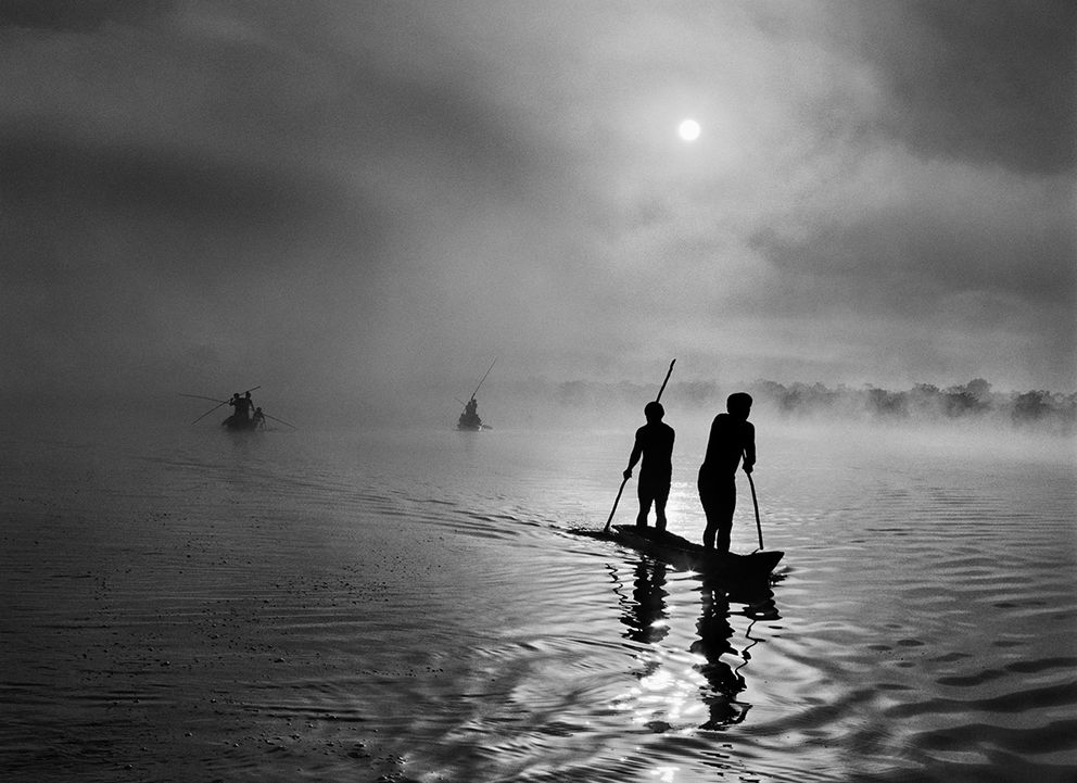 En la región del Alto Xingú, en Mato Grosso, un grupo de waurás pescan en el lago Piyulaga. 2005. © Sebastião  Salgado/Amazonas Images/Contacto