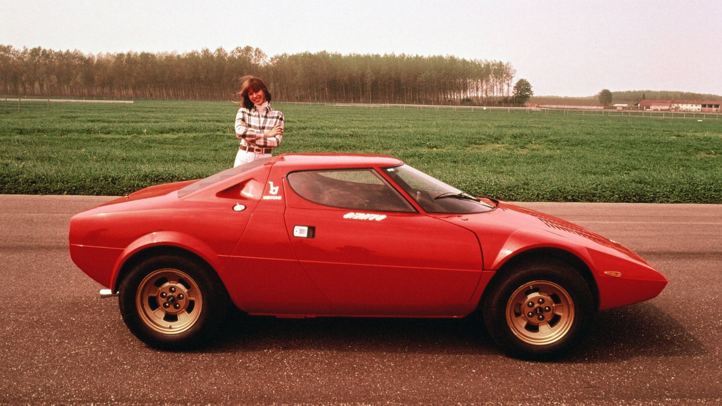 El Stratos, fabricado de 1973 a 1978, fue diseñado por Bertone y desvelado en 1971.