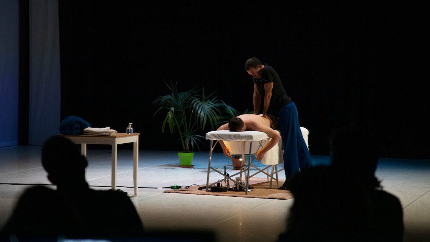 Una camilla con un hombre tumbado en ella ocupa el centro del escenario en 'El esfuerzo constante de ganarse la vida'.
