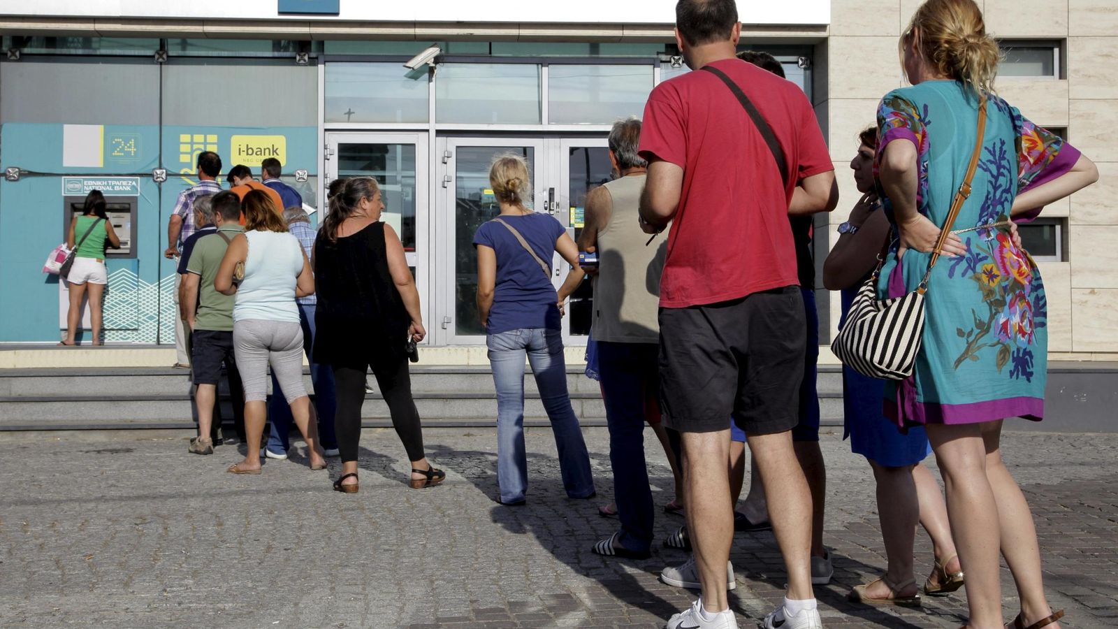 Foto: Los griegos han acudido a los cajeros a sacar su dinero. (Reuters)