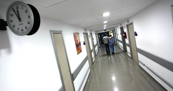 Foto: Pasillo de la unidad de cuidados paliativos de la Fundación Jiménez Díaz, en Madrid. (Enrique Villarino)