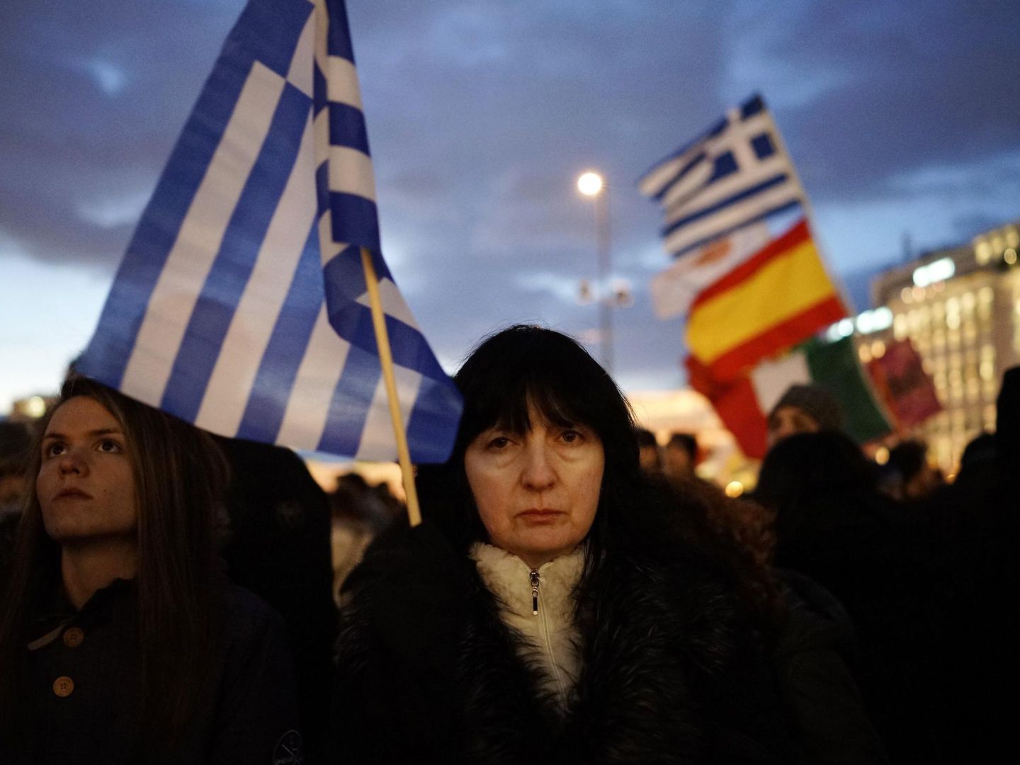 Una mujer sostiene una bandera griega durante la protesta celebrada ante el Parlamento, en Atenas (Reuters).