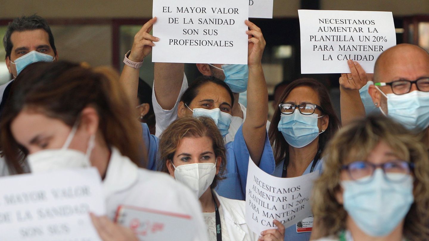 Protesta de sanitarios a las puertas del Hospital General de Alicante. (EFE/Morell)