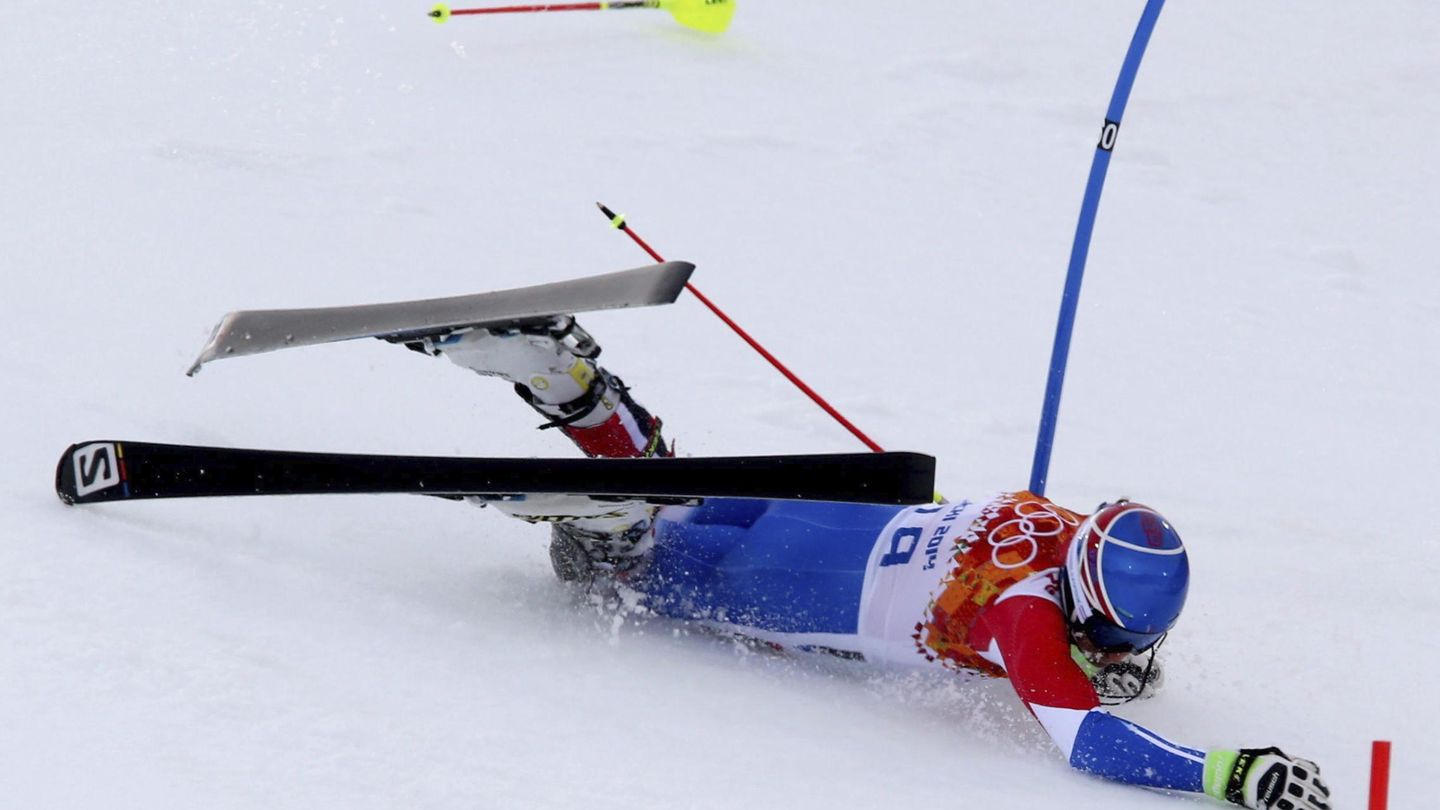 SOCH01 KRÁSNAYA POLIANA (RUSIA) 14/02/2014.- El francés Thomas Mermillod Blondin sufre un accidente durante la prueba de eslalon de la supercombinada de esquí alpino de los Juegos de Sochi (Rusia), disputada hoy, viernes 14 de febrero de 2014, en Krásnaya Poliana. EFE/Antonio Bat
