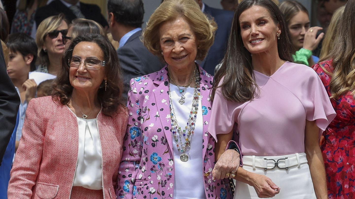 La reina Letizia, junto a su madre, Paloma Rocasolano, y la reina Sofía en una imagen de archivo. (EFE/Ballesteros)