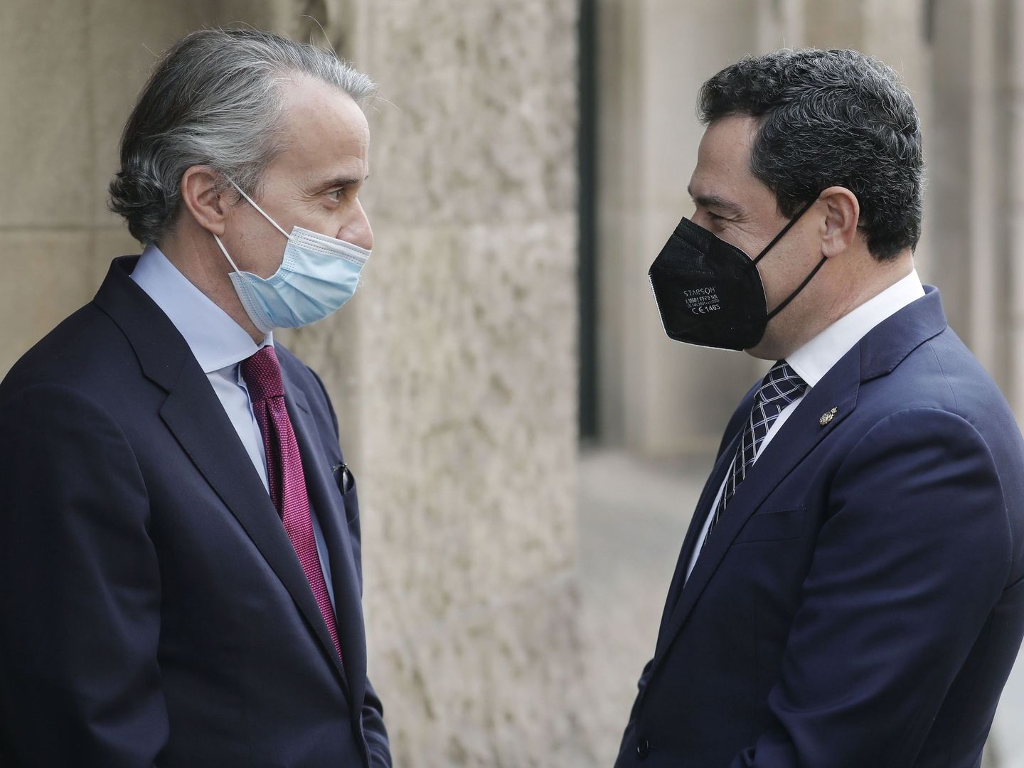 El presidente del Círculo de Economía, Xavier Faus, y el presidente de la Junta de Andalucía, Juanma Moreno, en marzo, cuando este dio una conferencia en Barcelona. (EFE)