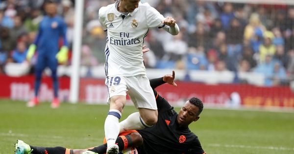 Foto: Modric pelea con Nani en un lance del partido Real Madrid-Valencia. (EFE)