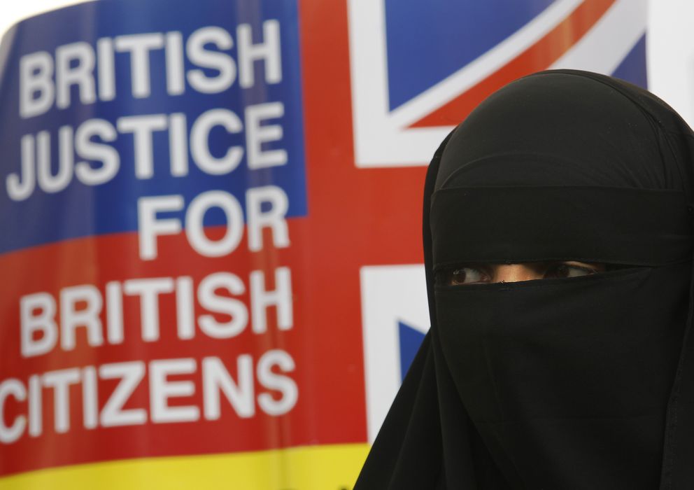 Foto: Una mujer protesta en Londres por la extradición de Babar Ahmad en 2012 (Reuters).
