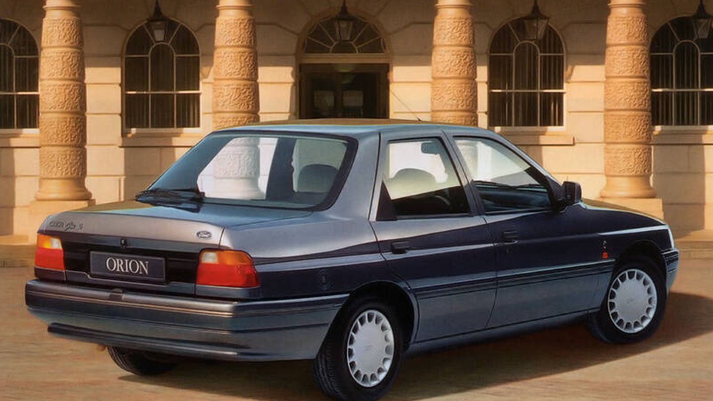 El Ford Orion, pese a ser sedán, montaba en sus versiones más lujosas un limpialuneta trasero.