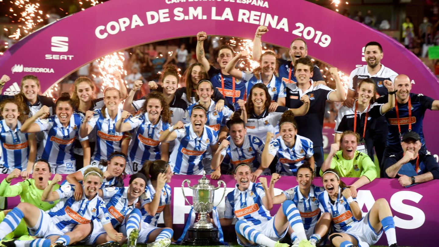 Las jugadoras de la Real Sociedad celebran el título de Copa ganado en Granada. (EFE)