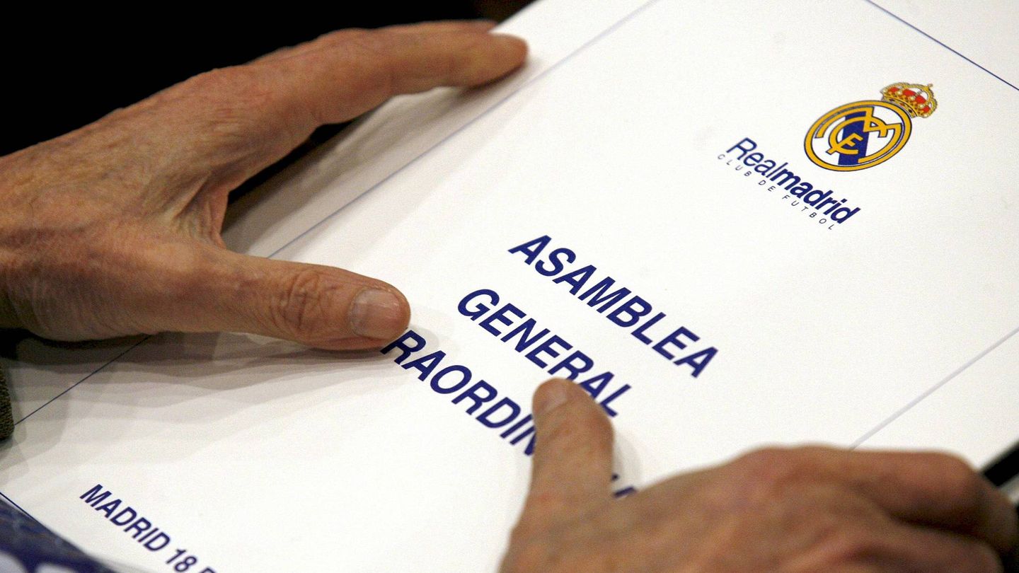 Carpeta para votar durante la celebración de una Asamblea General del Real Madrid. (EFE)