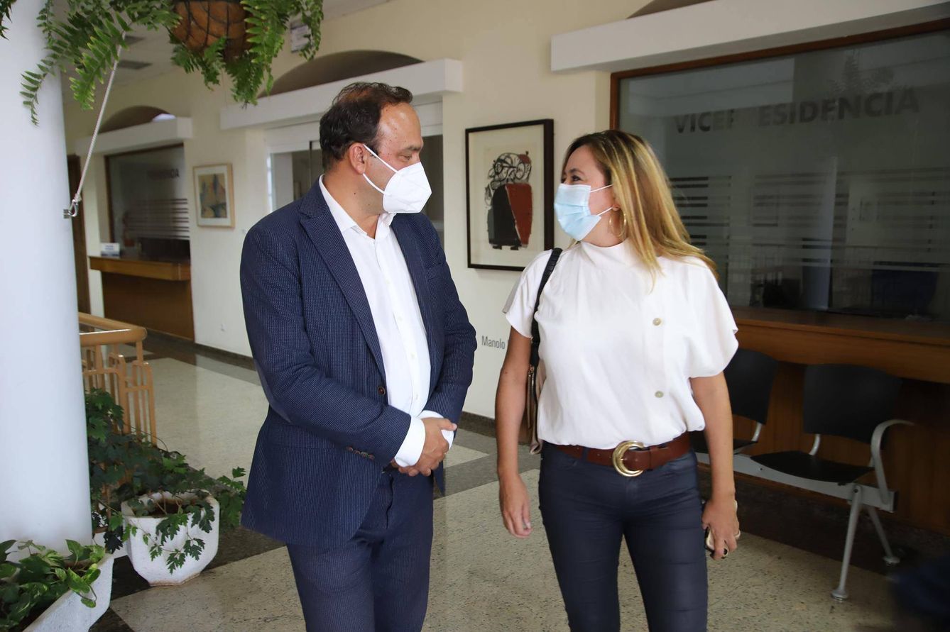 José Carlos Díez y Dolores Corujo se reúnen en septiembre de 2020. (Cabildo de Lanzarote)