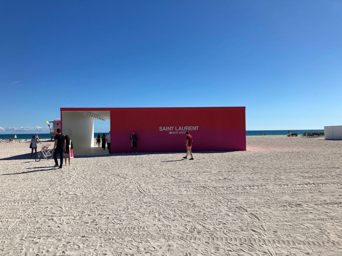Foto: Proyecto de Saint Laurent Rive Droite instalado en la playa de Miami Beach. (EFE/Yvonne Malaver)