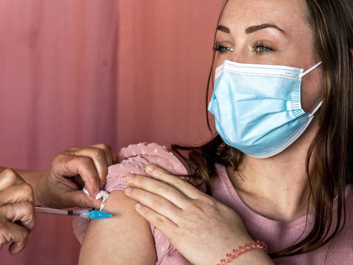 Foto: Una empleada de un hospital es vacunada con Janssen en La Haya (Países Bajos). (EFE)