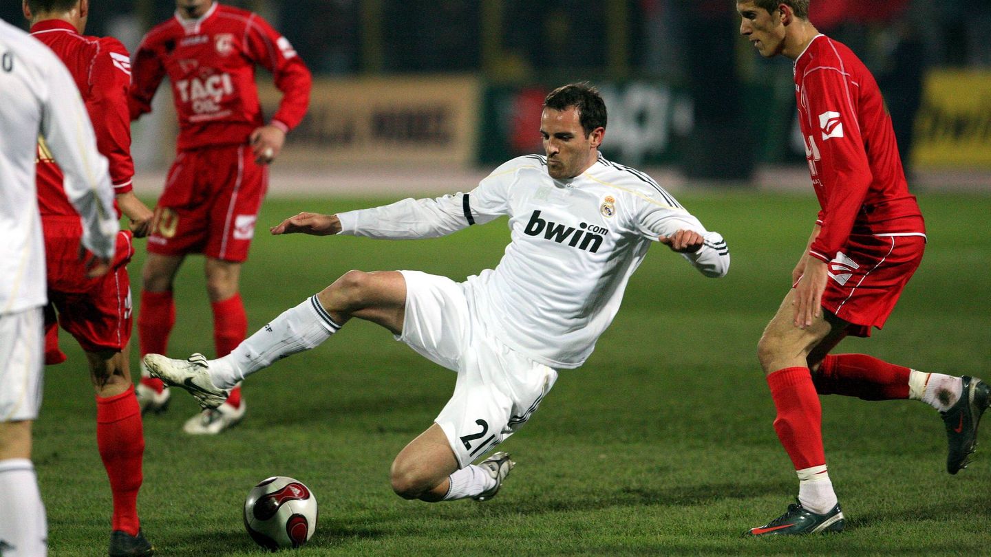 Christof Metzelder, despeja el balón durante su partido amistoso con la camiseta del Real Madrid. (Efe)