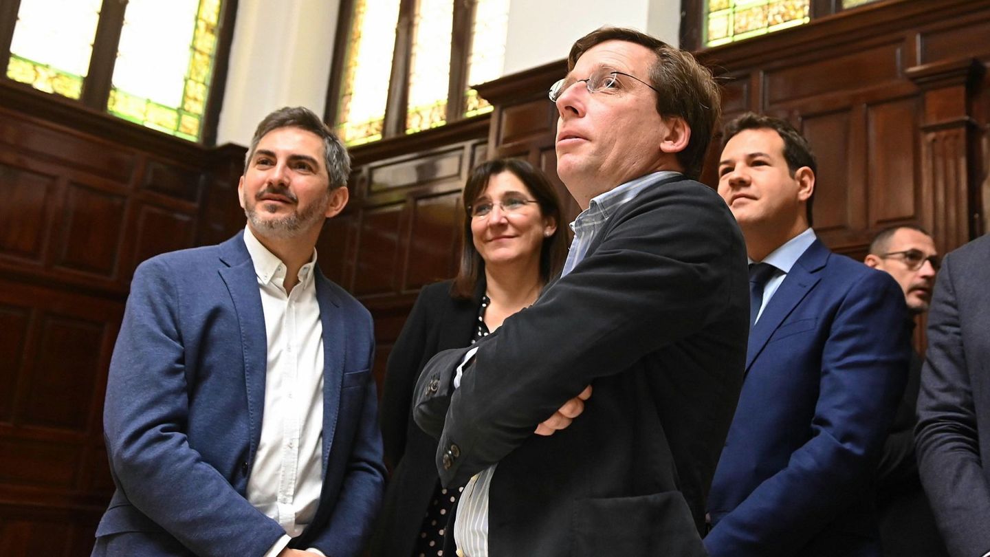 El alcalde de Madrid, José Luis Martínez-Almeida, junto a Pepe Aniorte y la alcaldesa de Pozuelo. (EFE)
