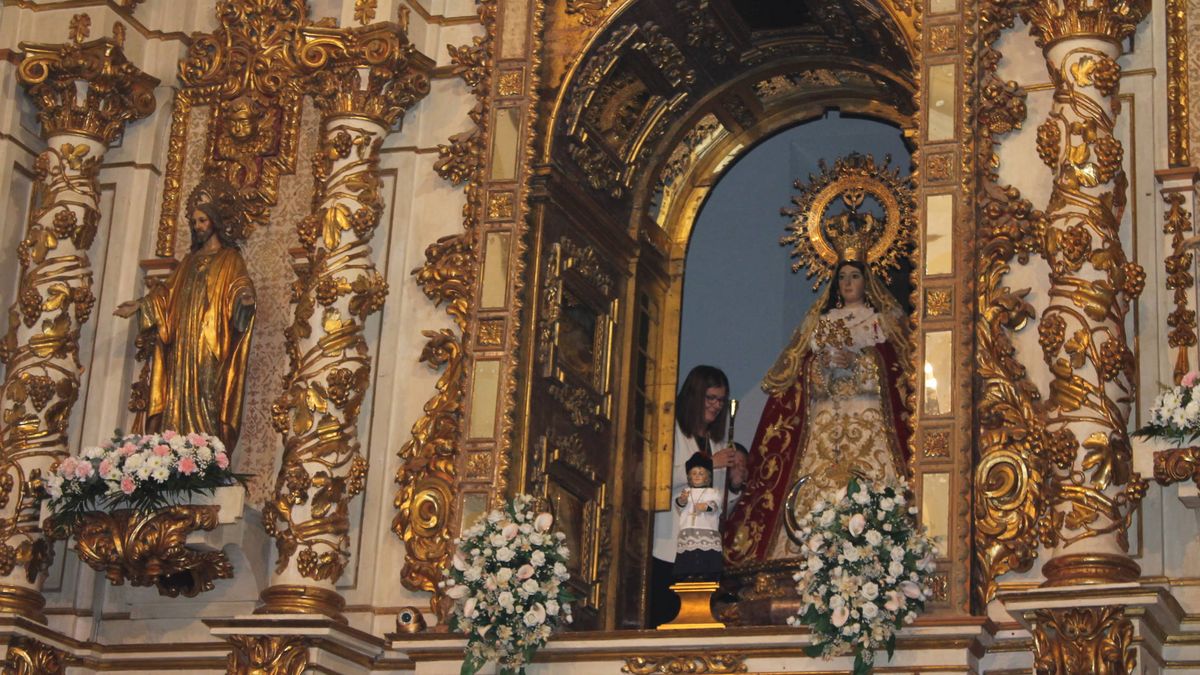 Posse, secretaria de Laicidad del PSOE-M, entrega el bastón de mando... a la Virgen