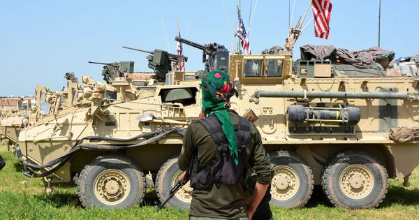 Foto: Soldados estadounidenses patrullan la frontera entre Siria y Tirquía con las milicias kurdas YPG. (Reuters)