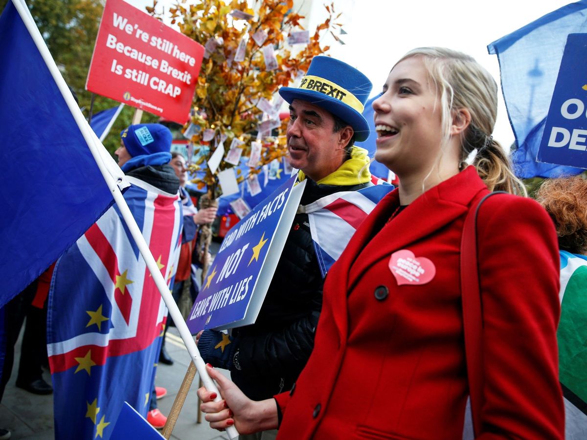 Foto: Manifestantes anti-Brexit, a las puertas de Westminster. (Reuters)
