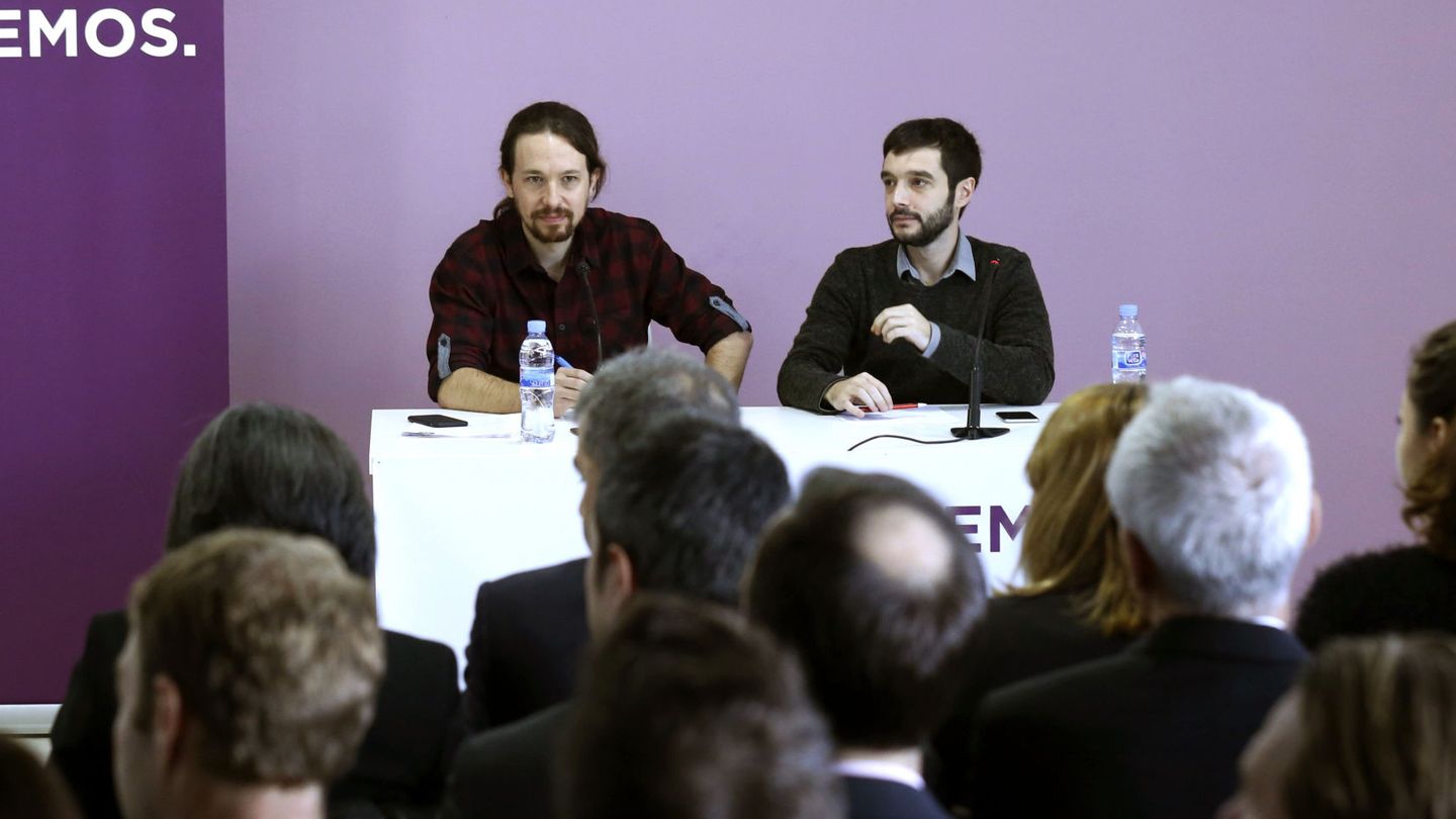 Pablo Iglesias, acompañado de Pablo Bustinduy. (EFE)
