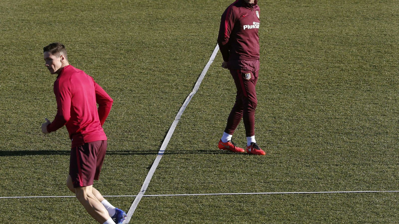 Foto: Simeone y Fernando Torres, durante un entrenamiento del Atlético de Madrid (EFE)