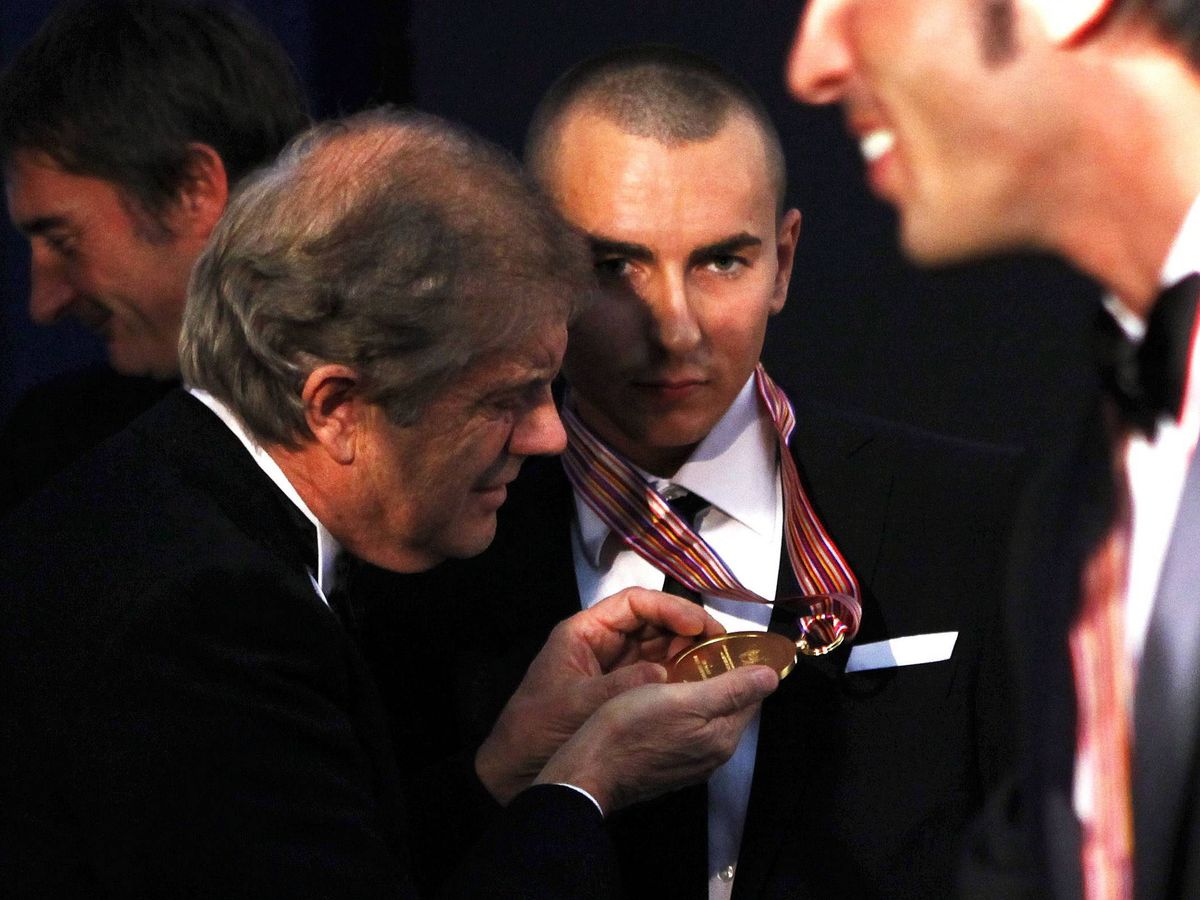 Foto: Agostini observa la medalla de Jorge Lorenzo tras cosechar el Mundial del 2010. (EFE)