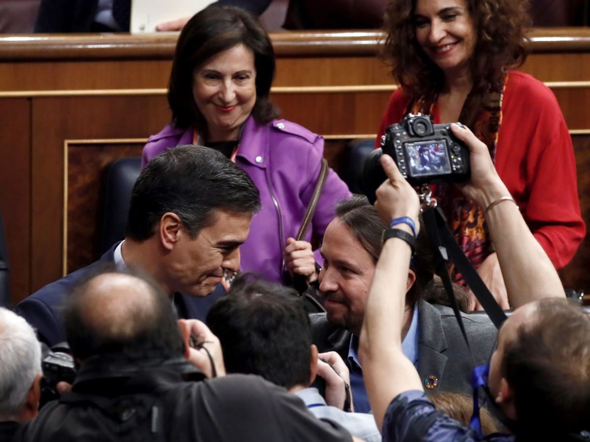 Foto: Pedro Sánchez es felicitado por Pablo Iglesias tras conseguir ser investido por el Congreso, este 7 de enero. (EFE)