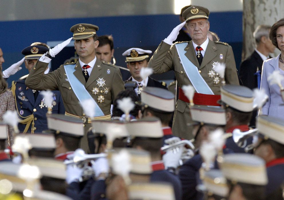 Foto: Felipe VI y el rey Juan Carlos, durante el desfile militar de 2011. (EFE)