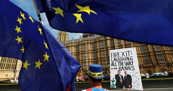 Foto: Manifestantes anti-Brexit protestan frente al Parlamento británico, el 11 de junio de 2018. (Reuters)