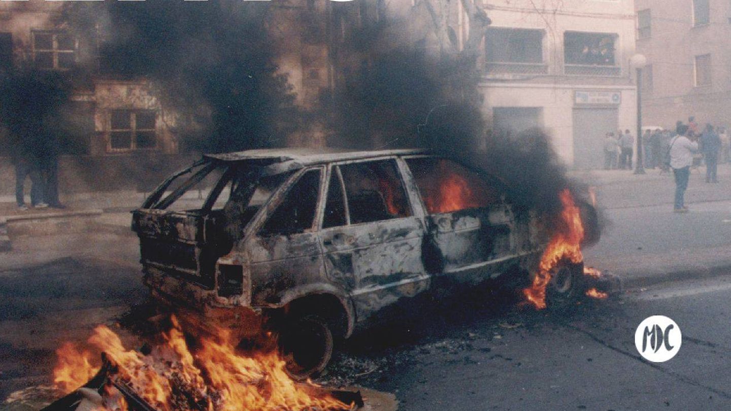 Un coche ardiendo en el documental 'El año del descubrimiento'. (EFE)
