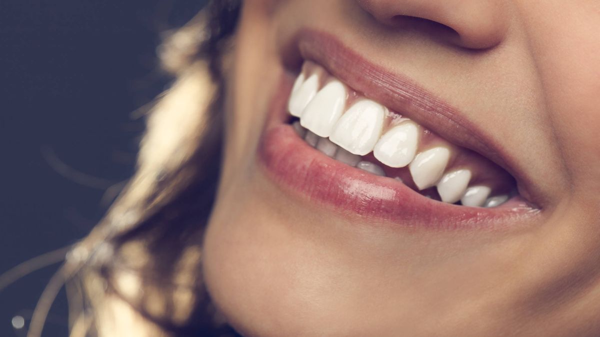 Los mejores consejos para mantener tus dientes blancos con métodos caseros
